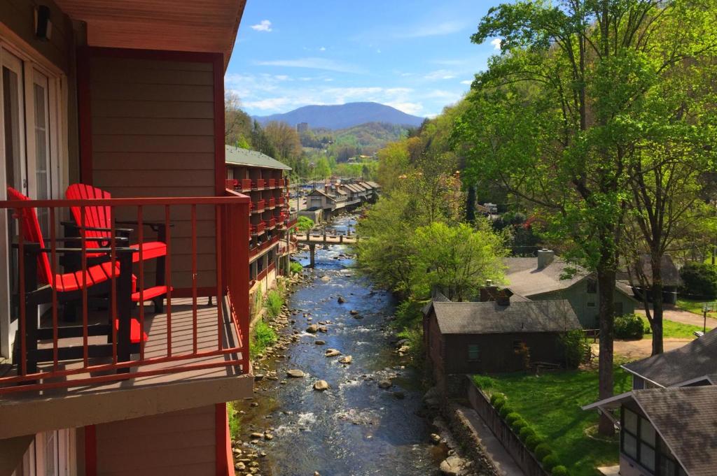Baymont by Wyndham Gatlinburg On The River photo