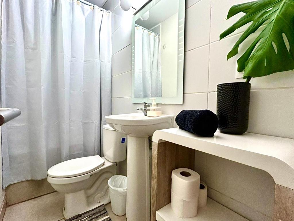 Habitación privada con estacionamiento - Sector Los Dominicos - 5