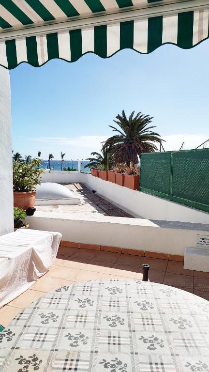 Lanzarote Beachfront Apartment on Las Cucharas Beach with a sea view - 2