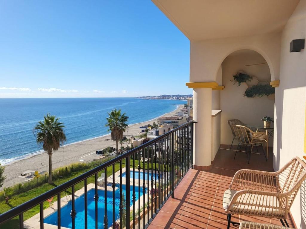 Elegant Sea View Apartment Near Beach & Train - 3