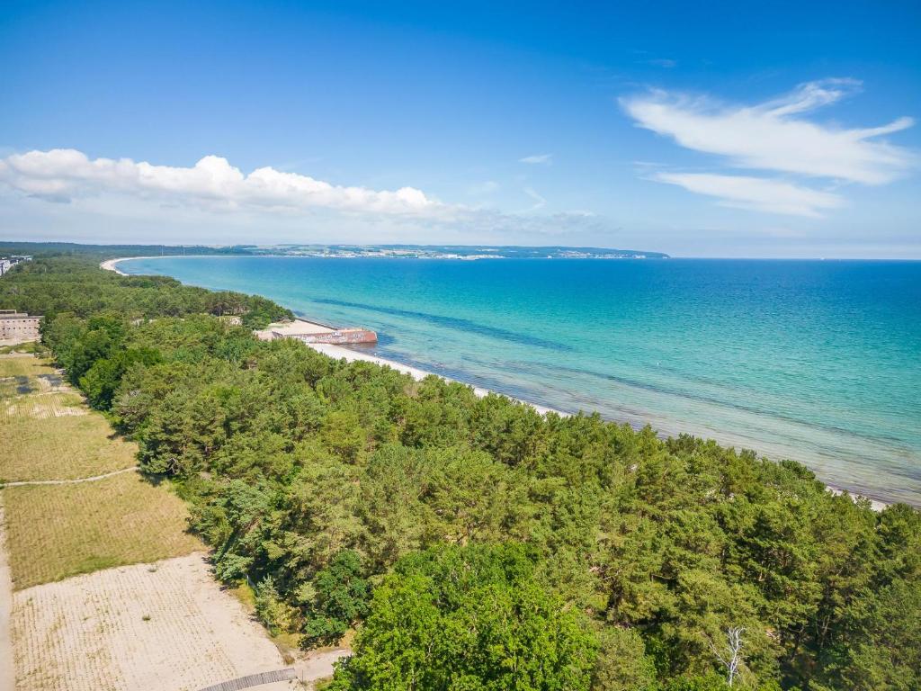Prora - Exklusive Ferienwohnung mit zwei Balkonen Meerblick E-Ladestation Strandkorb am Strand un 전경