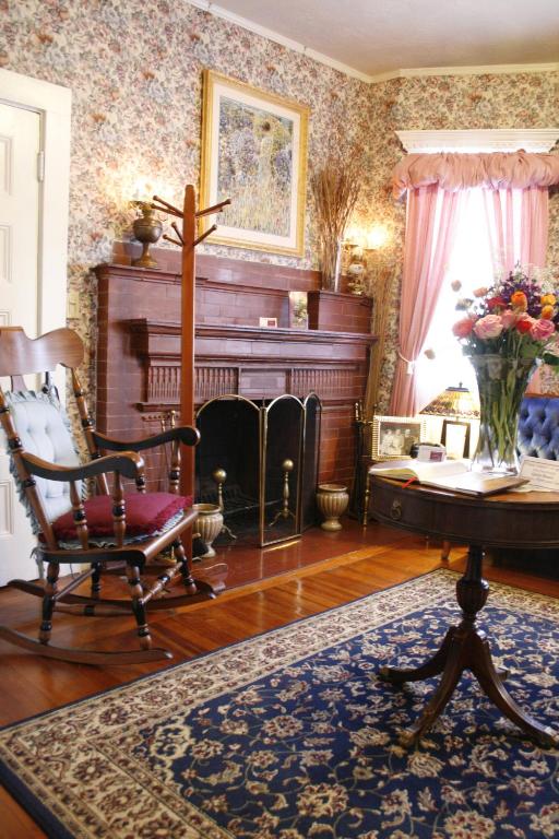 The Coolidge Corner Guest House: A Brookline Bed and Breakfast photo