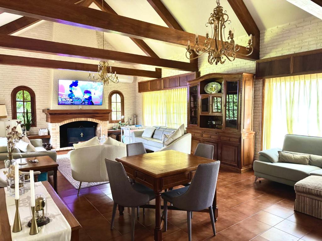 Chalet Saint Tropez - Bright & Spacious 5BR Home - Walk to Imarangatú - 3