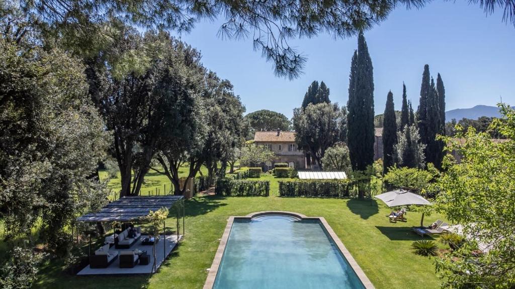 Luxury Villa Torrevecchia terrace and pool