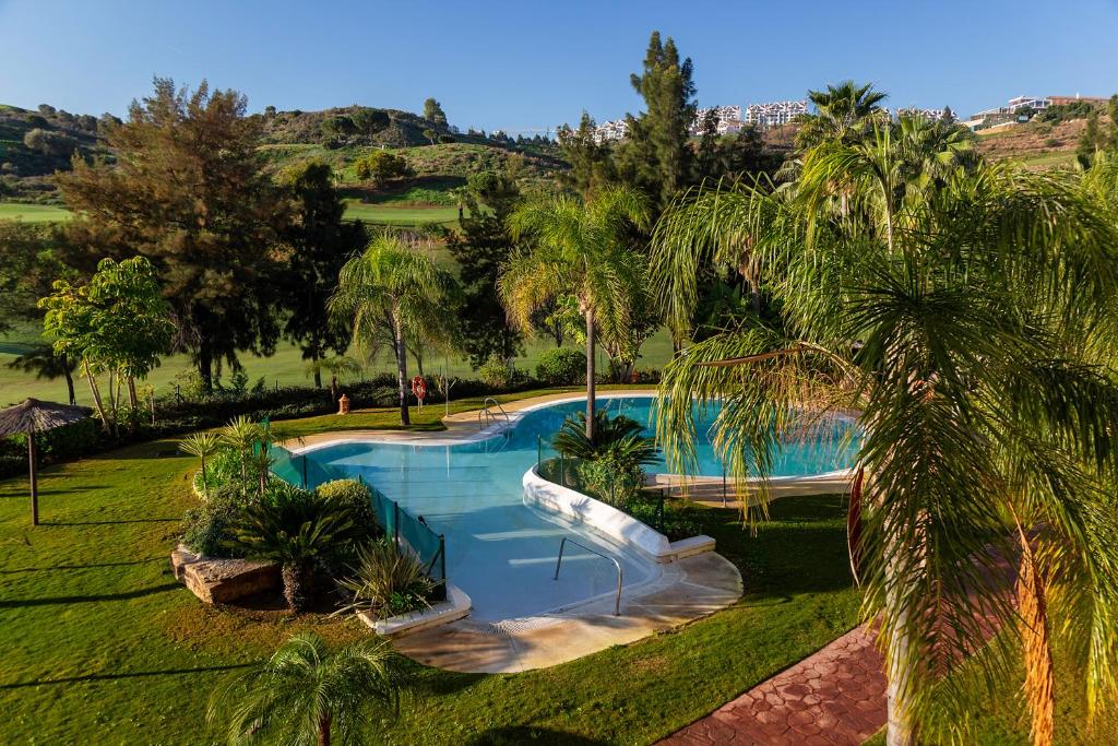 Modern Sea & Golf View 2-Bedroom Apartment with Pool and Terrace in Mijas - 2