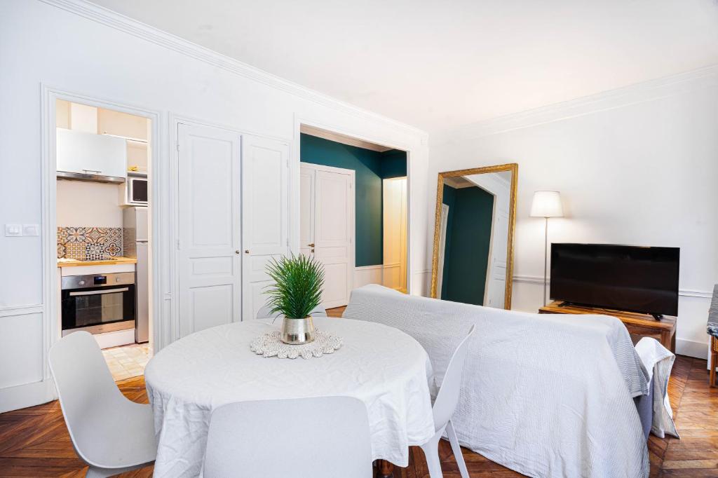 Elegant Apartment Near Louvre - 3
