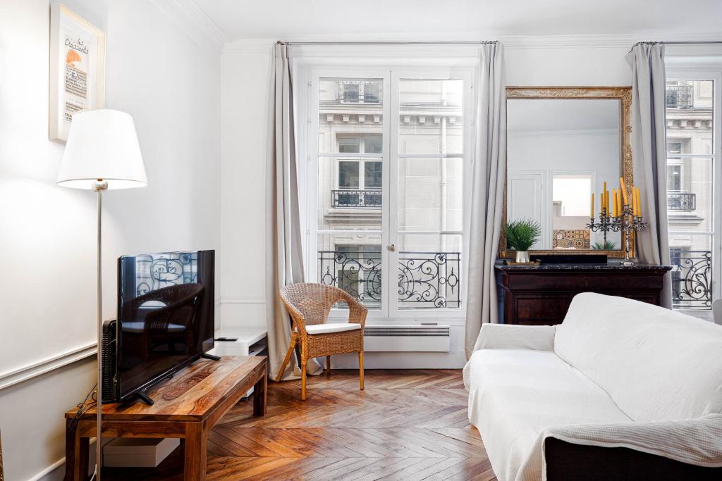 Elegant Apartment Near Louvre - 1