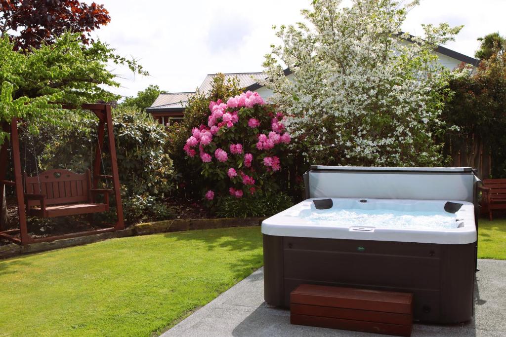 Hot tub, Blue Ridge Studios and Bed & Breakfast in Te Anau
