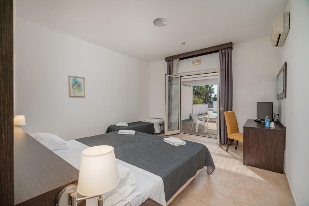 Club Esse Sunbeach — Hotel rooms in Squillace, Calabria