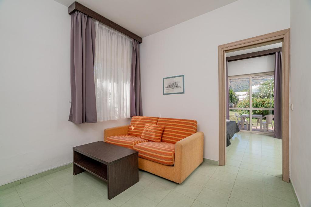 Club Esse Sunbeach — Hotel rooms in Squillace, Calabria