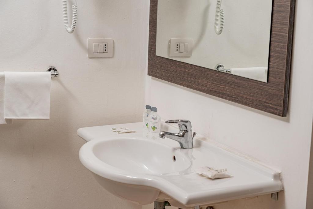 Club Esse Sunbeach — Hotel rooms in Squillace, Calabria