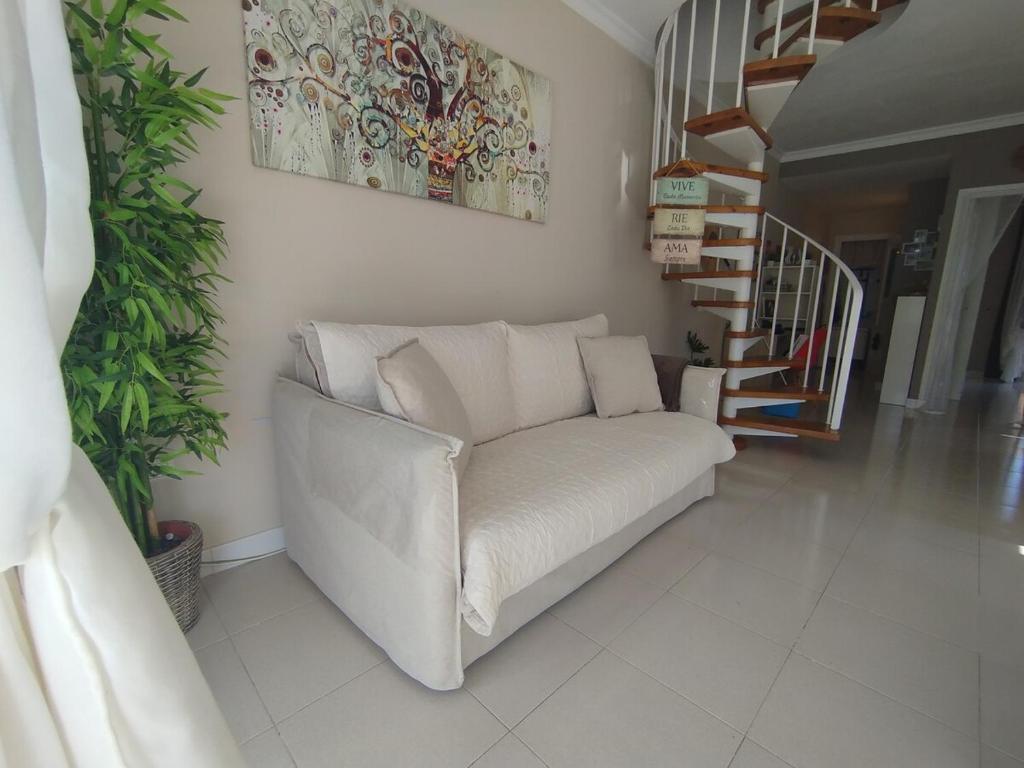 A bright apartment with a pool - 3