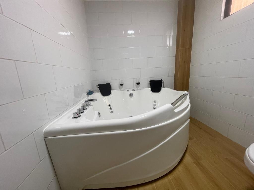 Suite Privada con Jacuzzi, Centro de Curicó, Ideal Parejas - 2