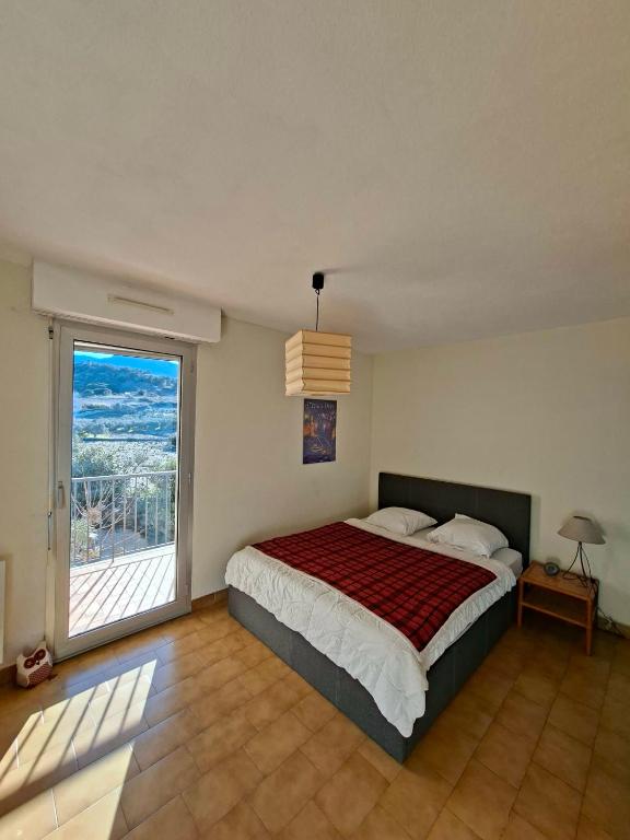 4SOM5- Appartement T2 avec jolie vue sur les collines - 4