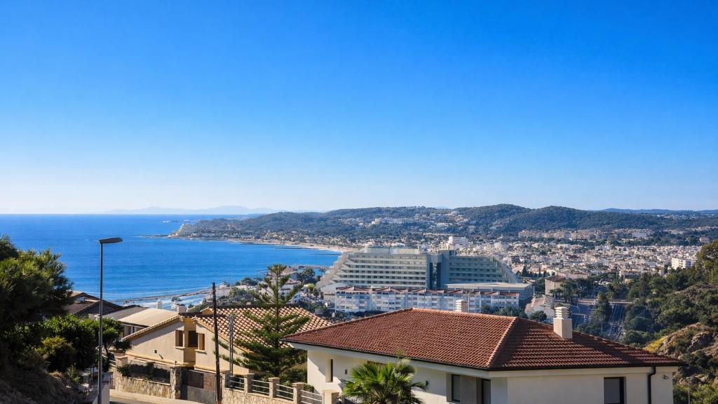 Modern Duplex in Sitges with Private Parking, Sea Views & Terrace - 4