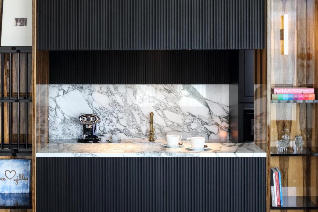 Front desk [24-hour]