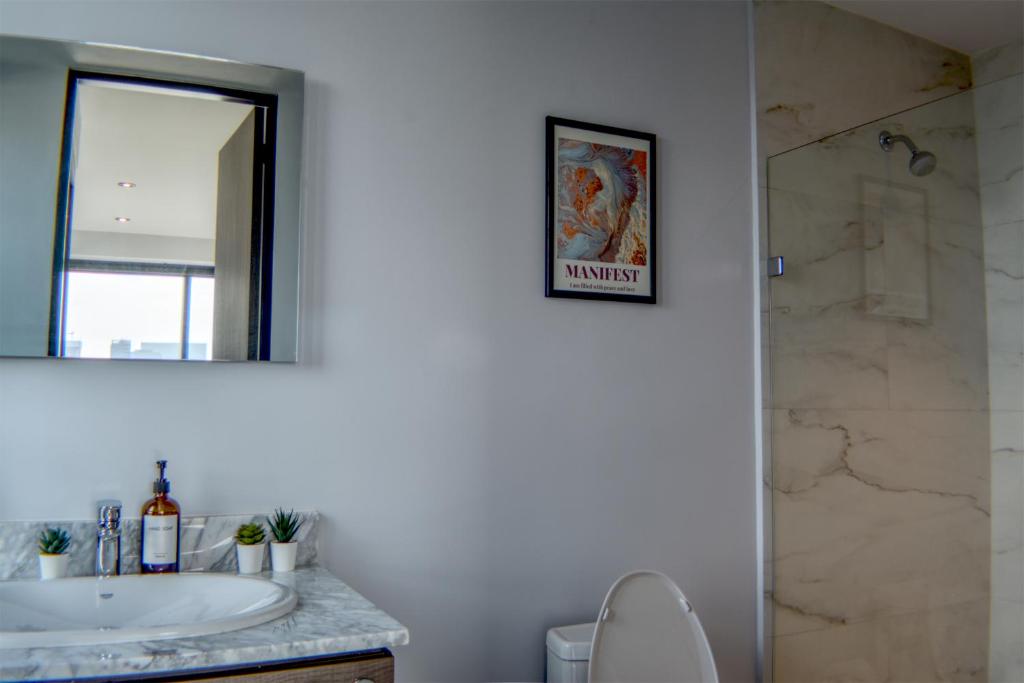 Luxury 2BR KingSize Suites with Amazing City Views Pool & Gym - 4