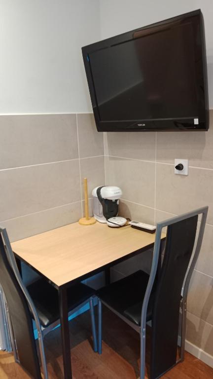 Studio RDC donnant sur trottoir - 1