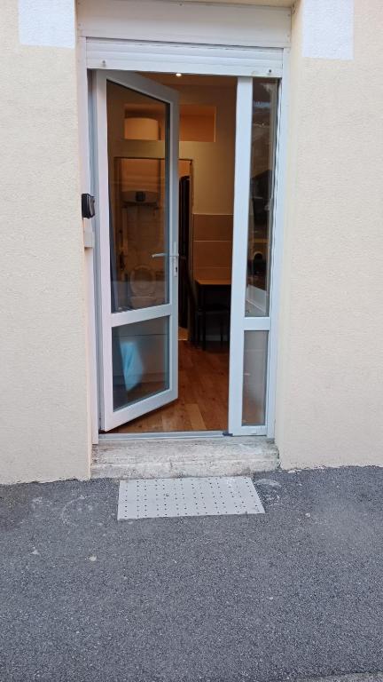 Studio RDC donnant sur trottoir - 5