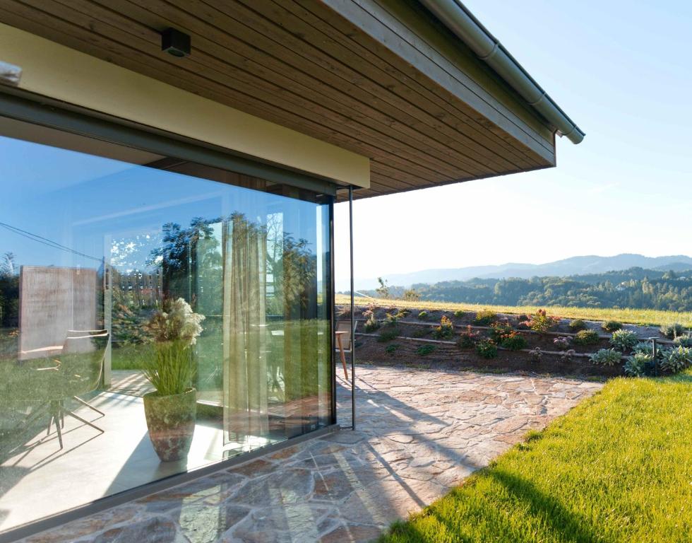 Stilvolles Ferienhaus Südsteiermark ruhige Lage top Aussicht & E-Ladestation - 1