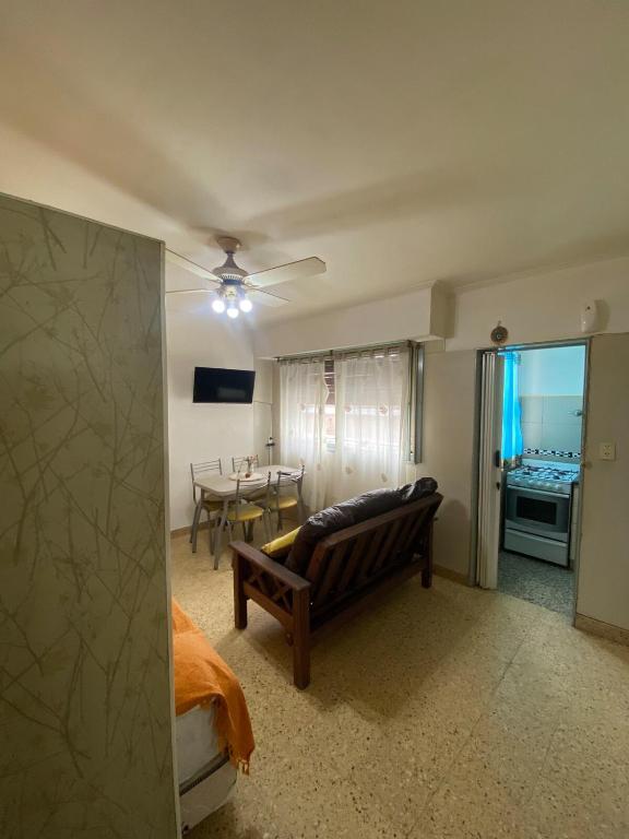 Céntrico, a metros de la peatonal - 1