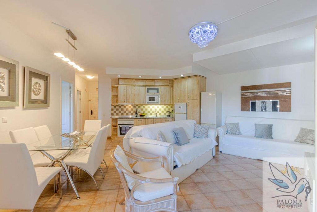 Spacious apartment in Benalbeach - 3