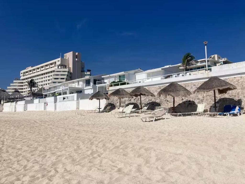 Beachfront Apartment in Cancun - 1