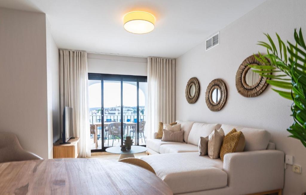 Harbour Heaven, 2 Bed, 2 Bath Apartment Steps from Duquesa Marina and Beach - 3