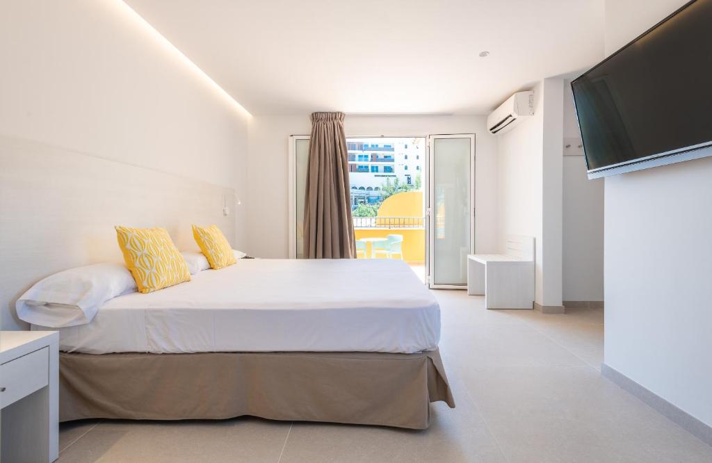 FLOR los Almendros Hotel — Hotel rooms in Peguera, Balearic Islands