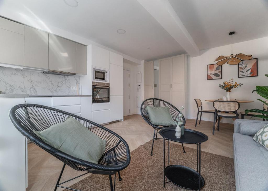 Bright cozy - 2 Bdrs 2 Baths -Barrio Salamanca - 4