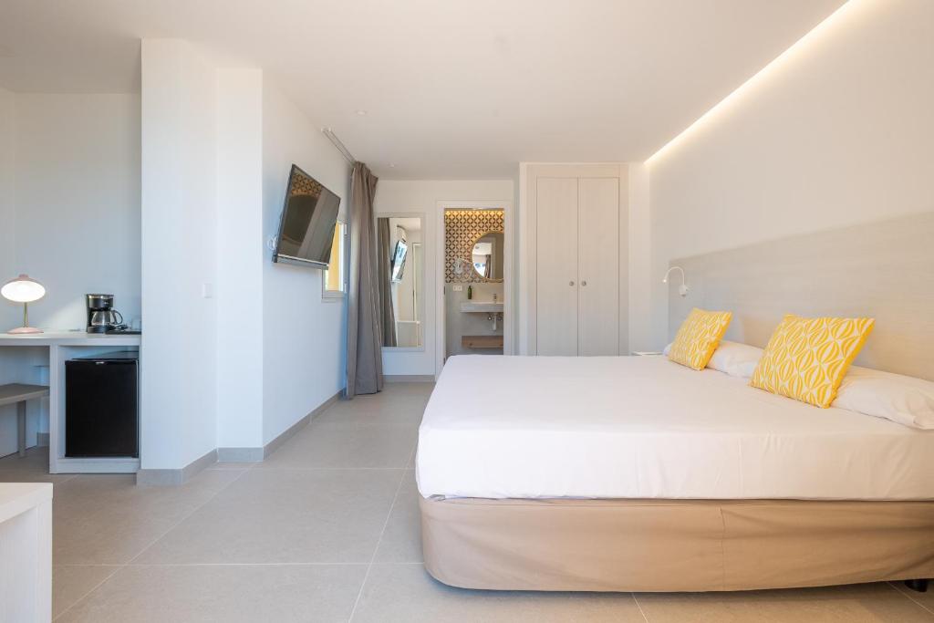 FLOR los Almendros Hotel — Hotel rooms in Peguera, Balearic Islands