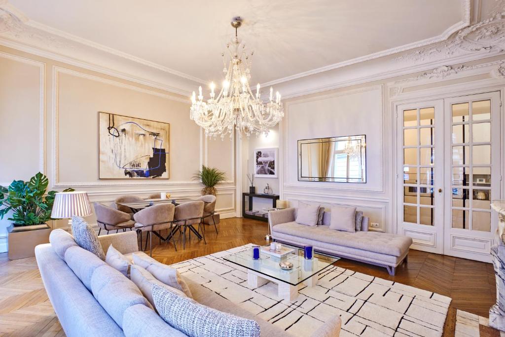 Chic Haussmann Apartment - 4
