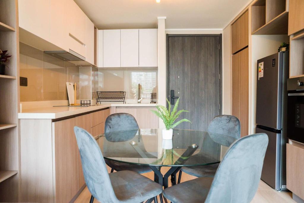 Chic Downtown Santiago Cozy Urban Retreat for 3 - 5
