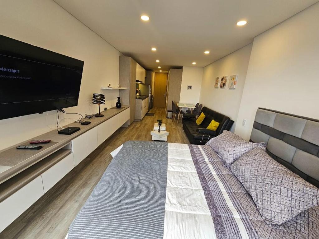 902 Loft North Point Studios 2 - 3