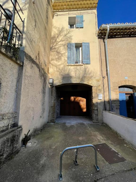 Apartment in L'Isle-sur-la-Sorgue with parking - 4
