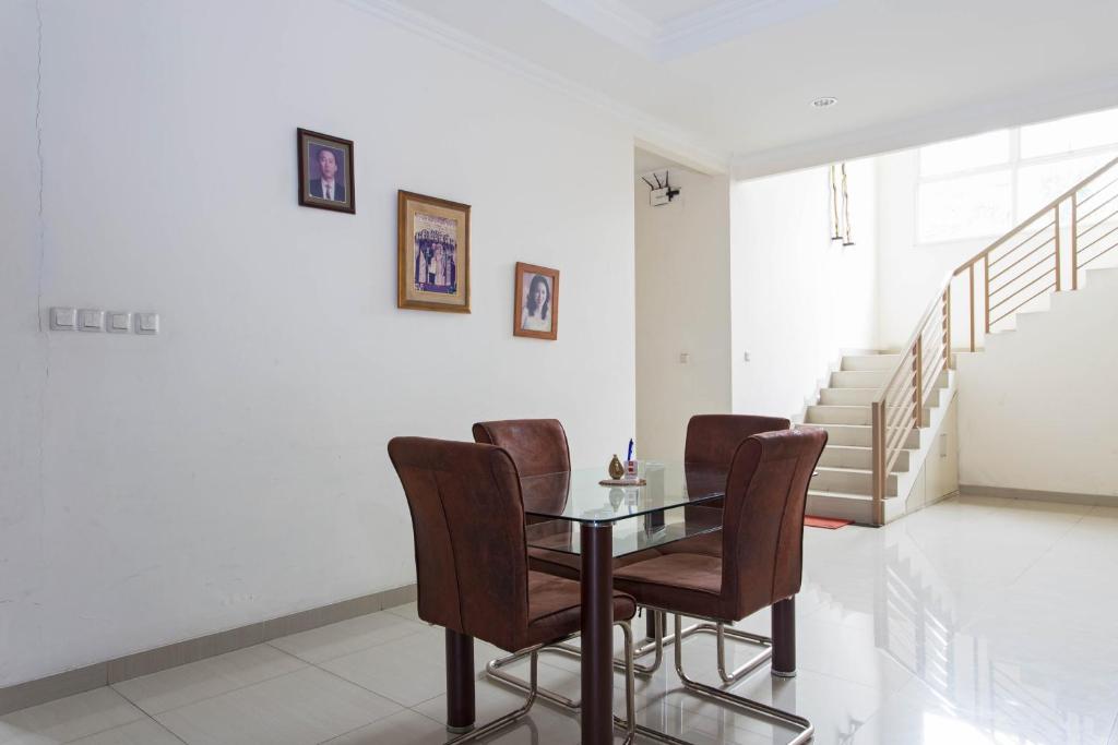 Shared lounge/TV area, RedDoorz Plus near Siloam Karawaci in Tangerang