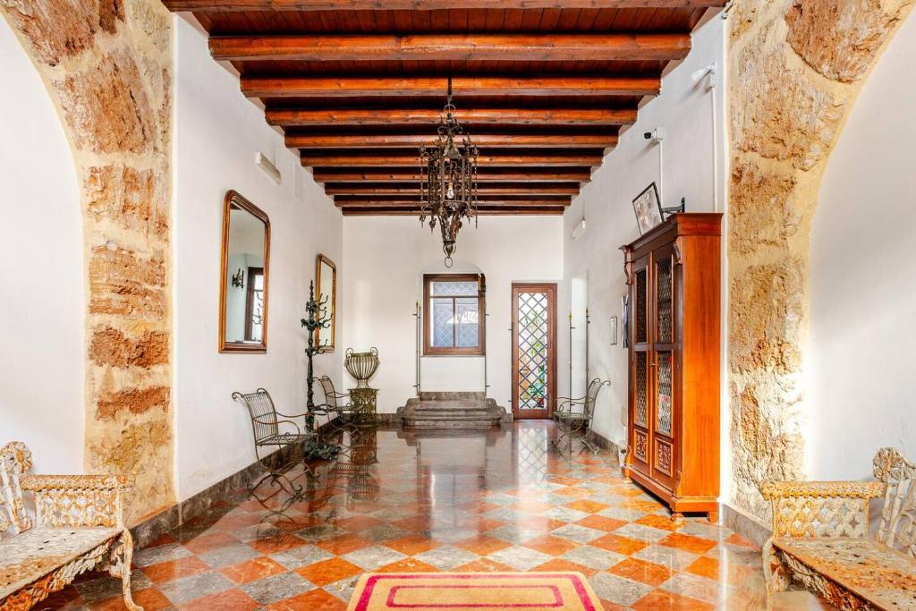 Dimora degli Scalzi - Dive into Palermo's History - 1