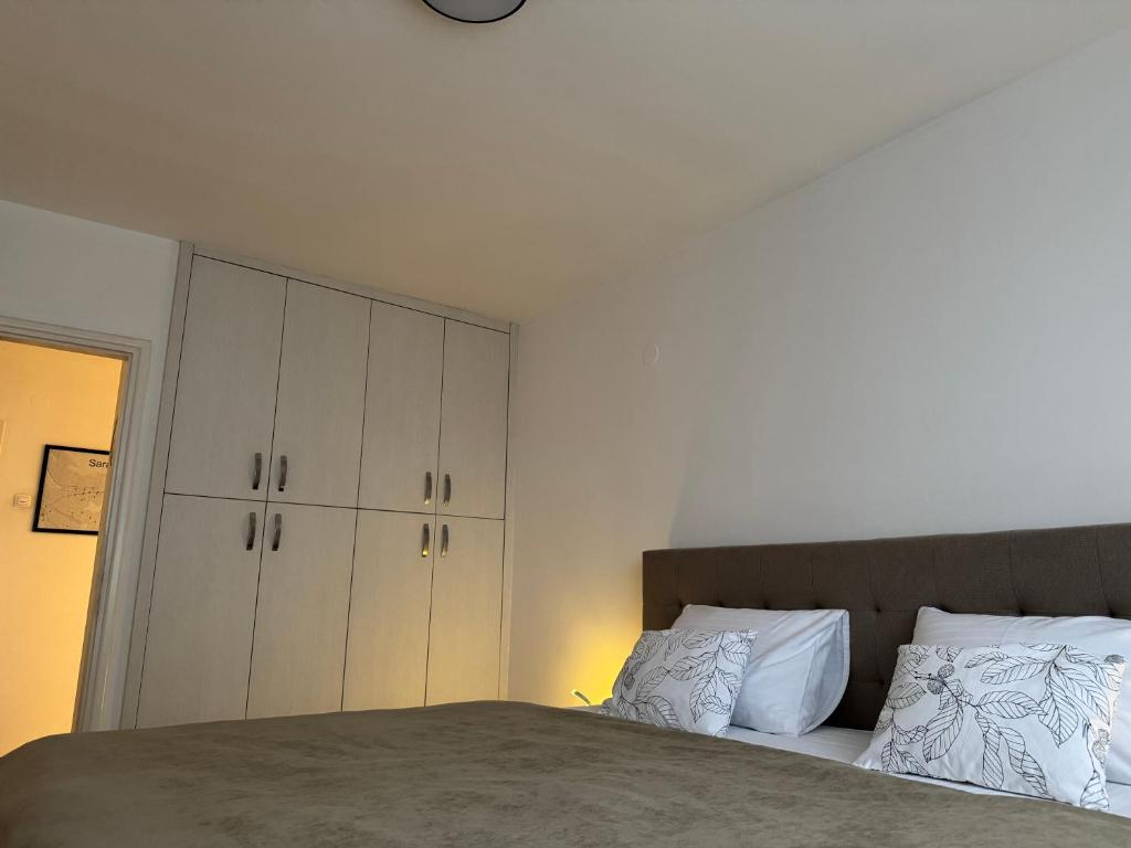 Golden Valley Apartment - 3