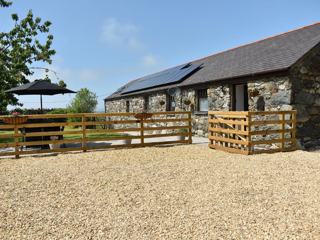 Bryn Derw self-catering house - dog-friendly stay near Caernarfon