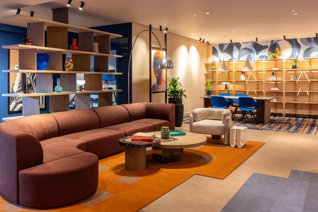 TRIBE Den Haag Centraal