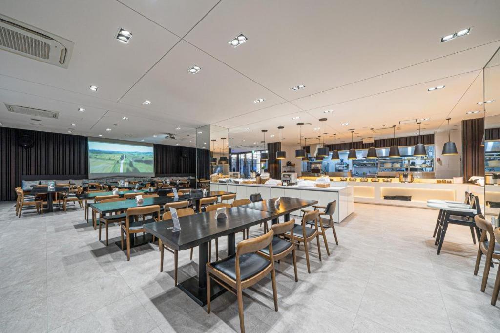 성산 마리나 호텔의 외관과 로비