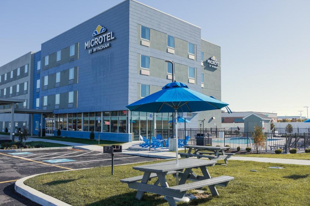 Microtel Inn & Suites by Wyndham Milford 外観