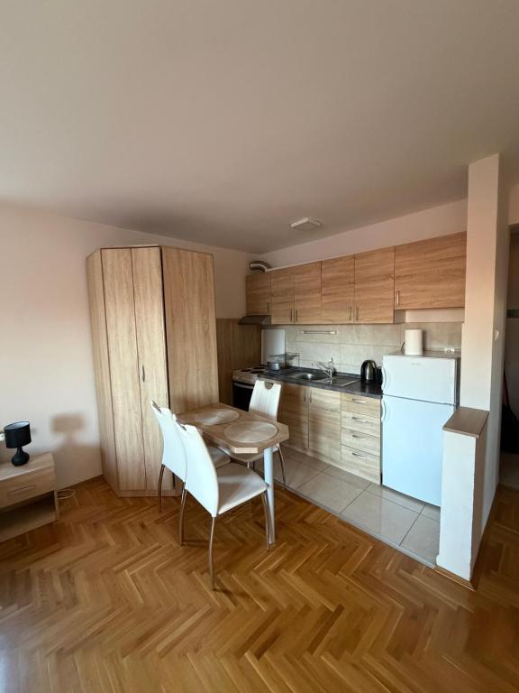 MO Center Apartment - 4