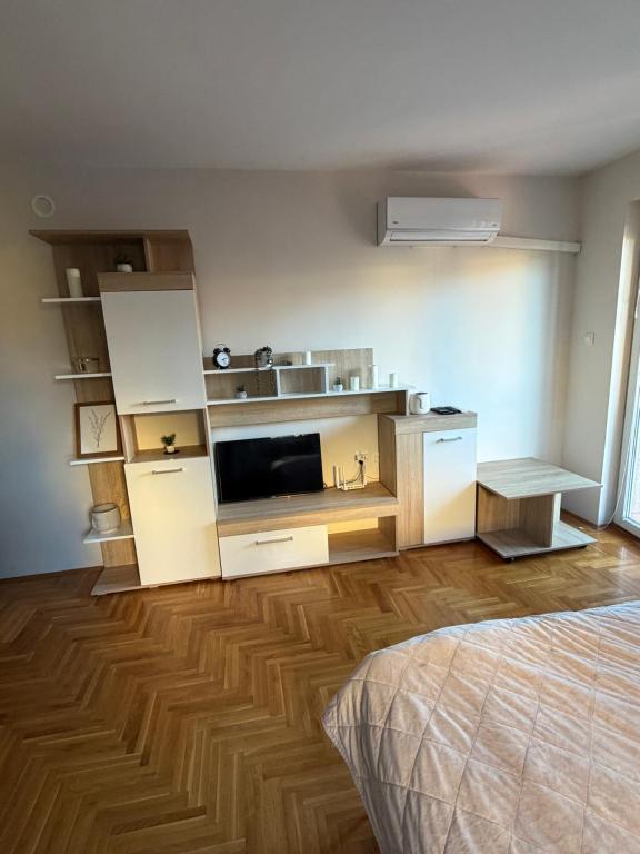 MO Center Apartment - 5