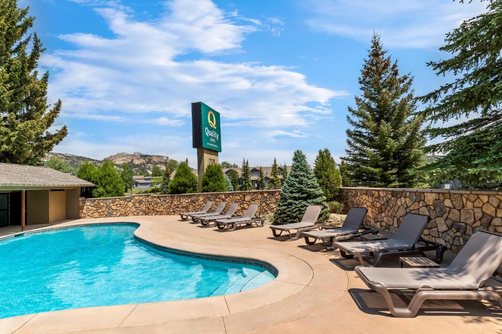 クオリティ イン エステス パーク (Quality Inn near Rocky Mountain National Park) スイミングプール