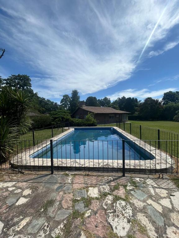 Casa Quinta con pileta y parque en Barrio Cerrado - 1