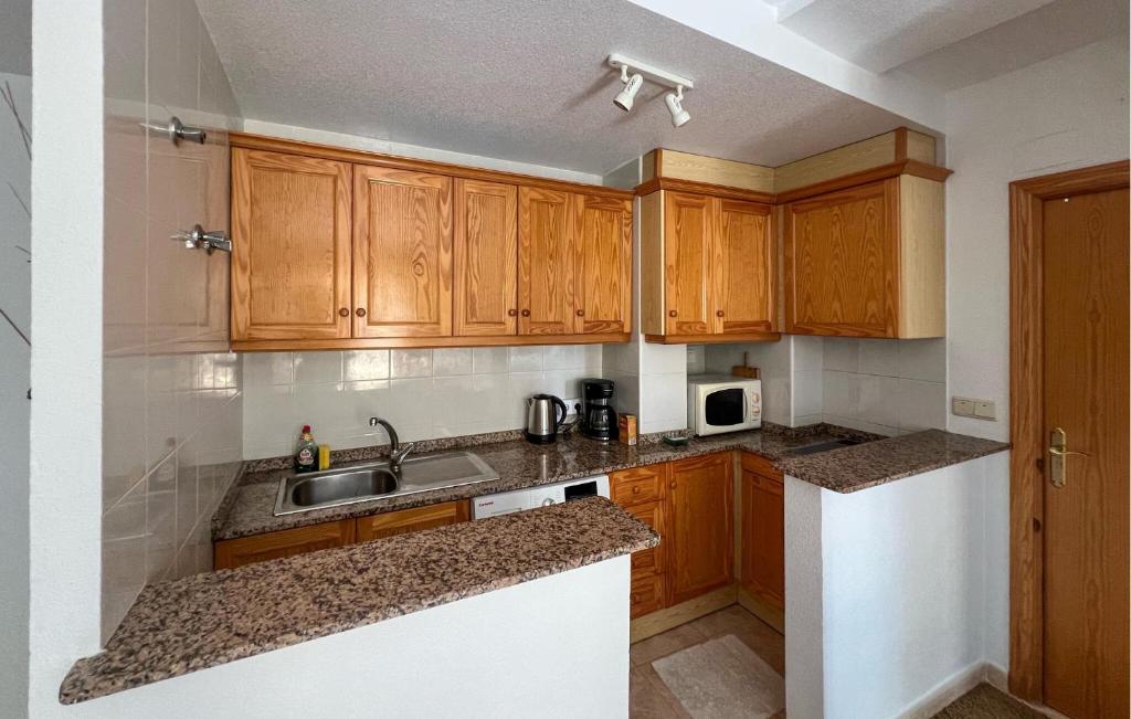 Cozy Apartment In Torrevieja With Wifi - 3