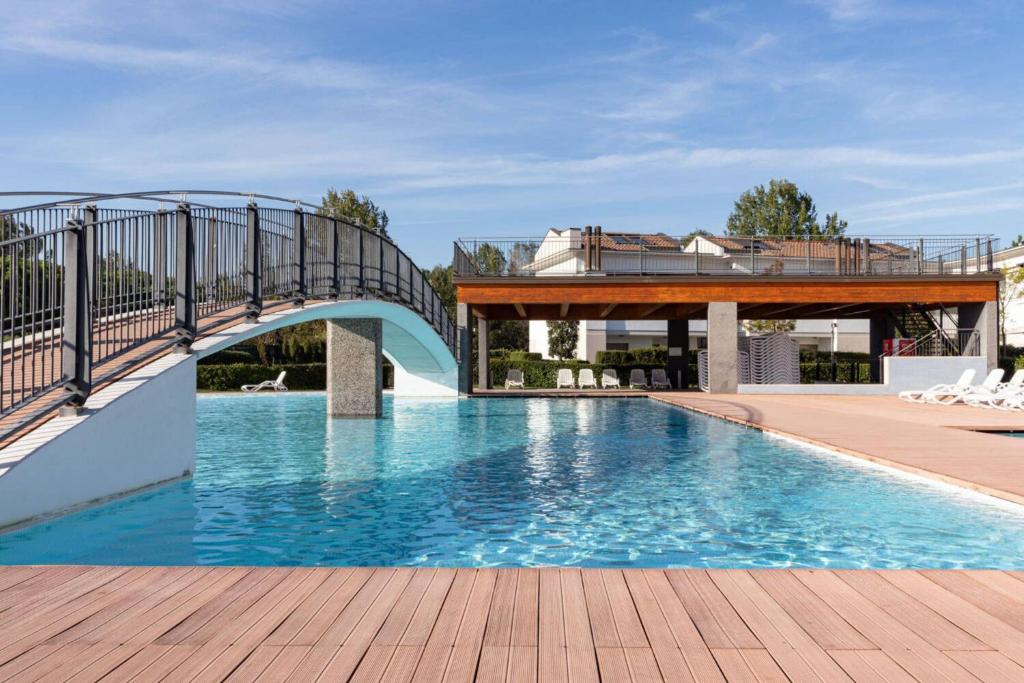 Pool-view flat with fenced garden - 2