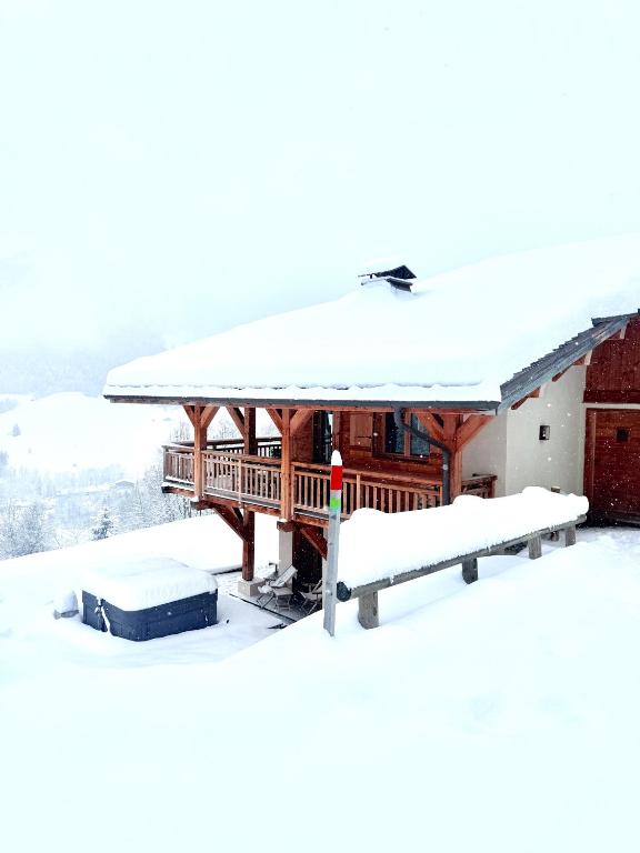 Luxury Megève Chalet, sleeps 8 with Mountain Views and Jacuzzi - 2