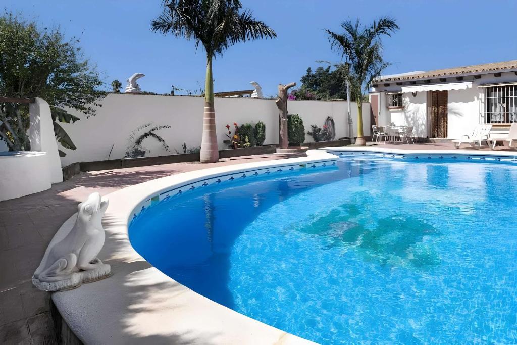 Apartamentos con piscina compartida WIFI y parking - 1